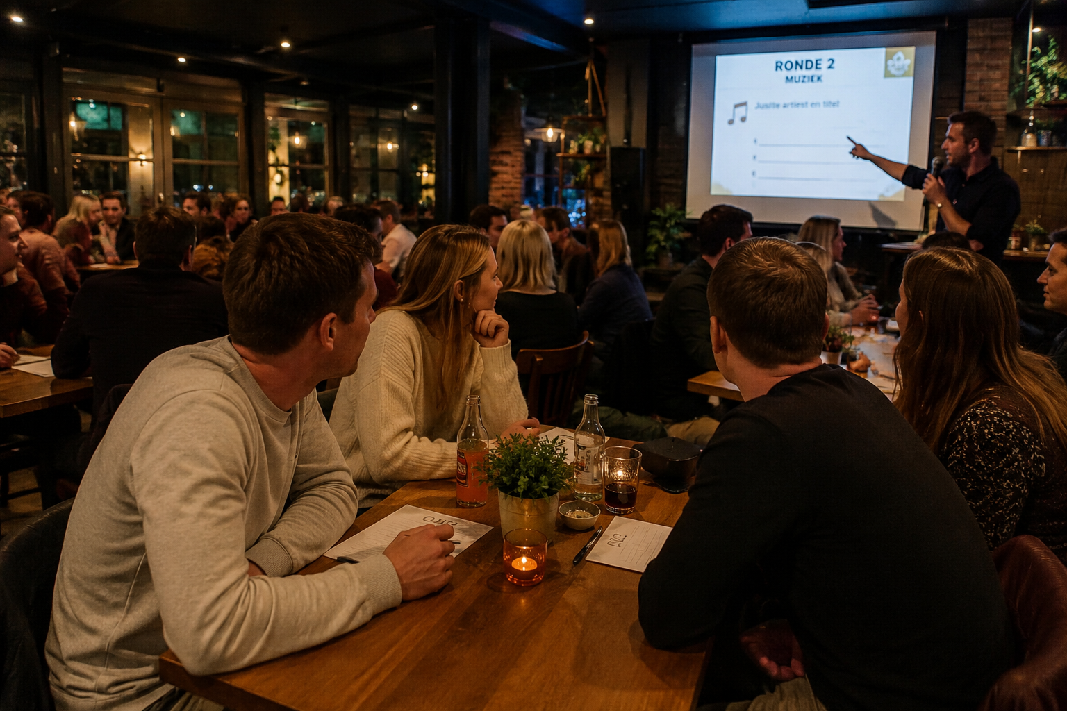 Deelnemers spelen mee tijdens een spelletjesavond